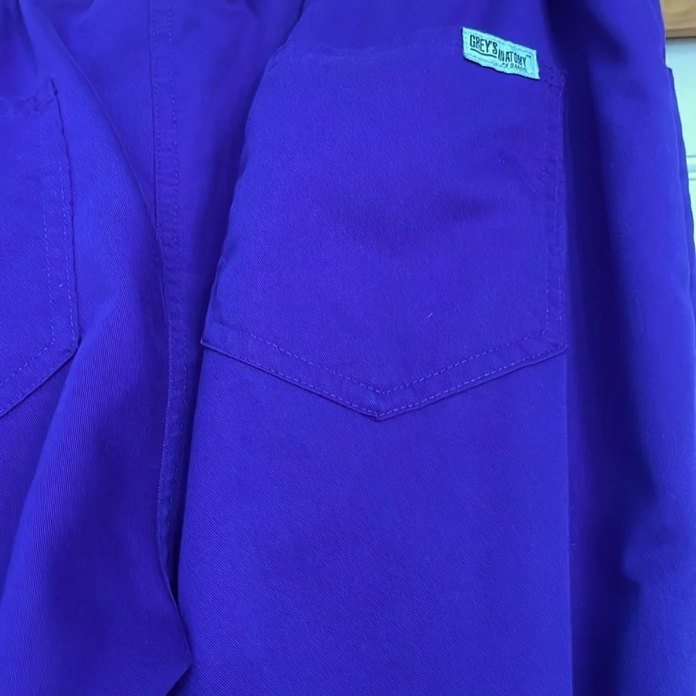 Grey’s Anatomy Women's Purple Scrub Set Size MP - Picture 5 of 7